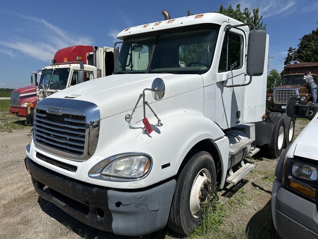 Image of Freightliner Columbia Primary image