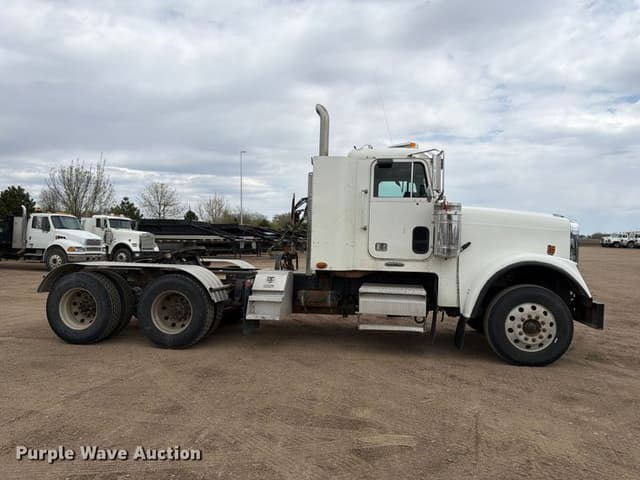Image of Freightliner FLD120 equipment image 3