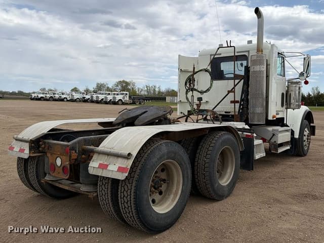 Image of Freightliner FLD120 equipment image 4