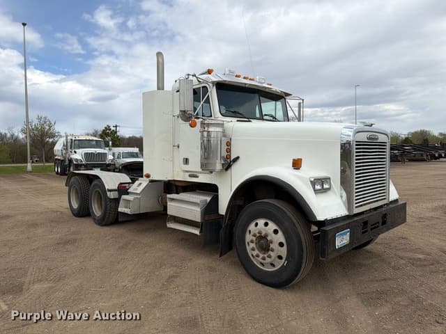 Image of Freightliner FLD120 equipment image 2
