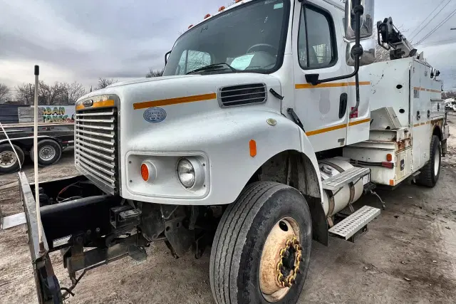 Image of Freightliner M2 106 equipment image 4