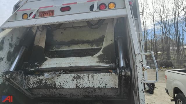 Image of Freightliner M2 106 equipment image 3