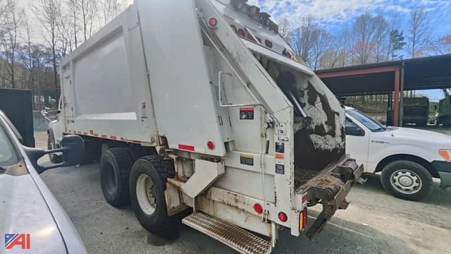 Image of Freightliner M2 106 equipment image 2