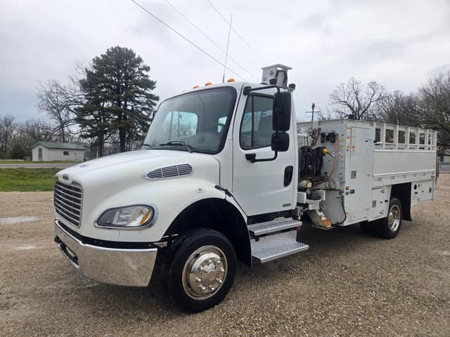 Image of Freightliner M2 106 equipment image 3