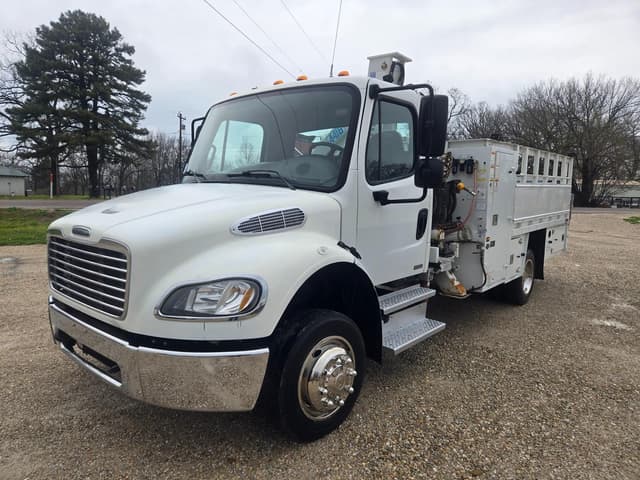 Image of Freightliner M2 106 equipment image 1