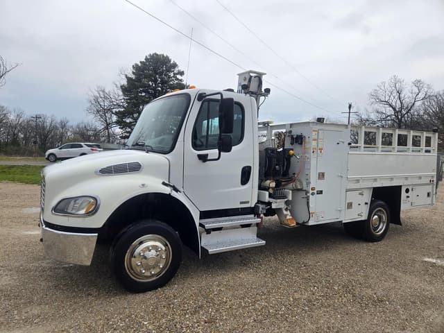 Image of Freightliner M2 106 equipment image 4