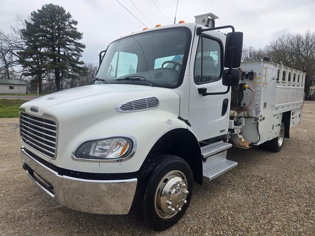 Image of Freightliner M2 106 equipment image 2