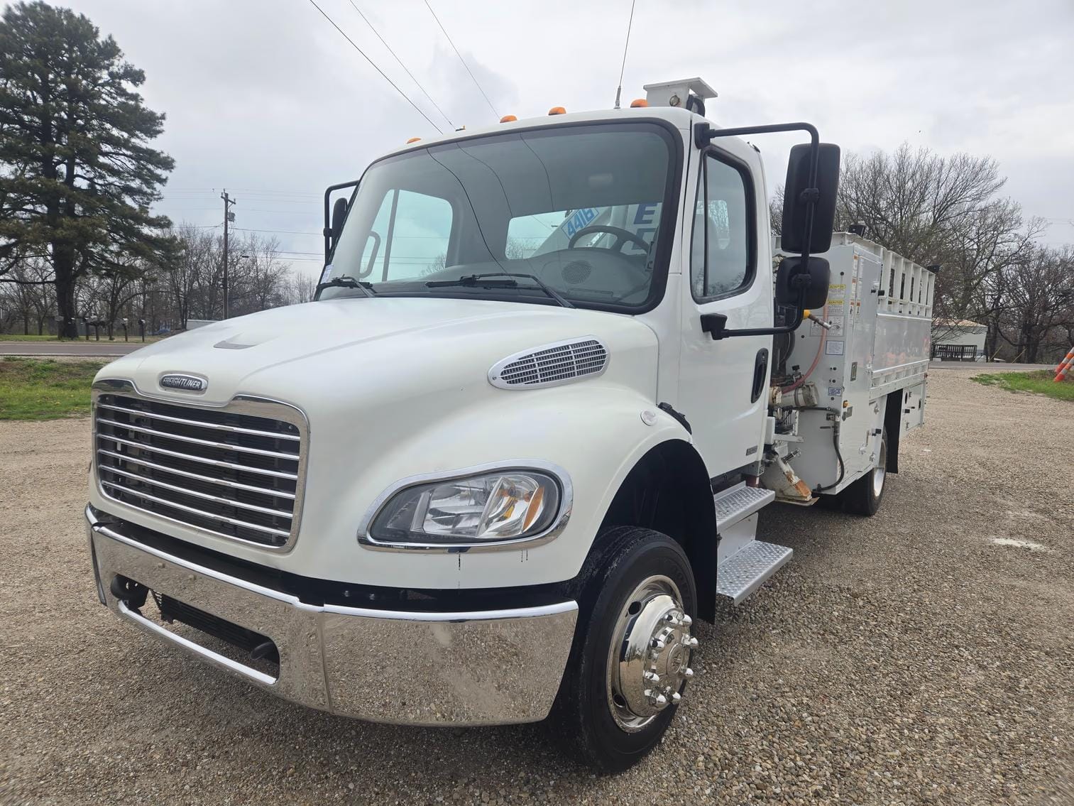 2010 Freightliner M2 106 Equipment Image0