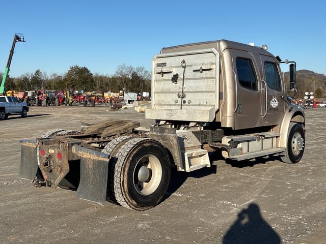 Image of Freightliner M2106 equipment image 4