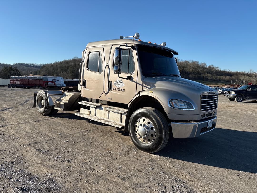 Image of Freightliner M2106 Primary image