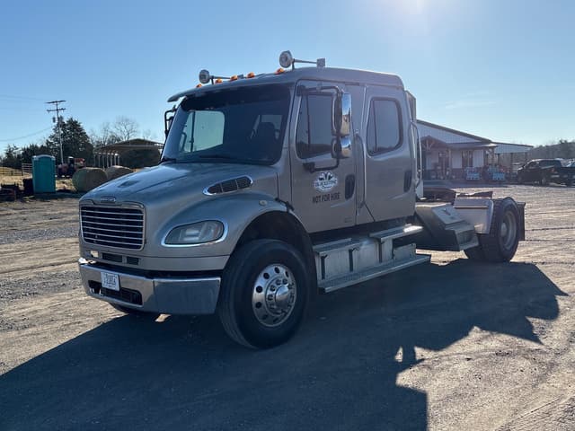 Image of Freightliner M2106 equipment image 1