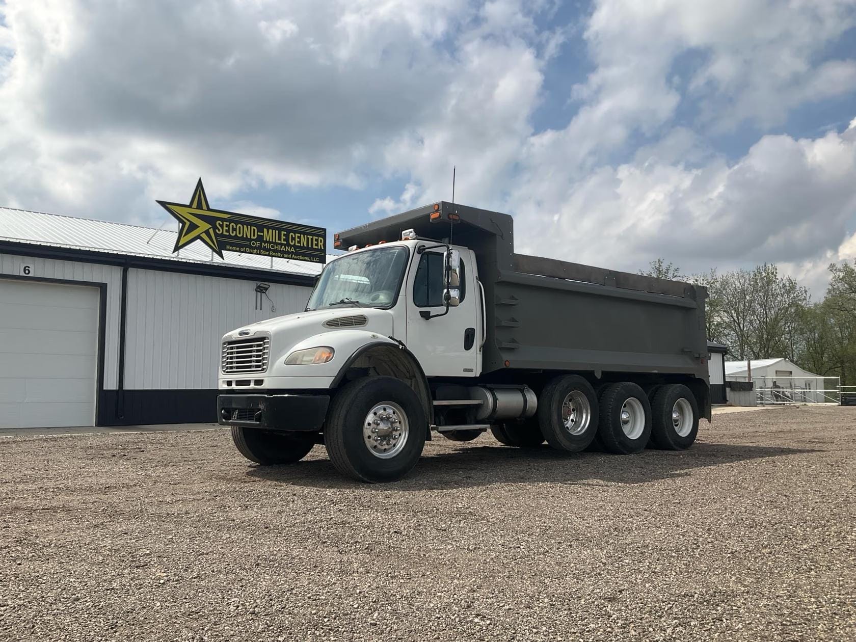 2010 Freightliner M2 106 Equipment Image0