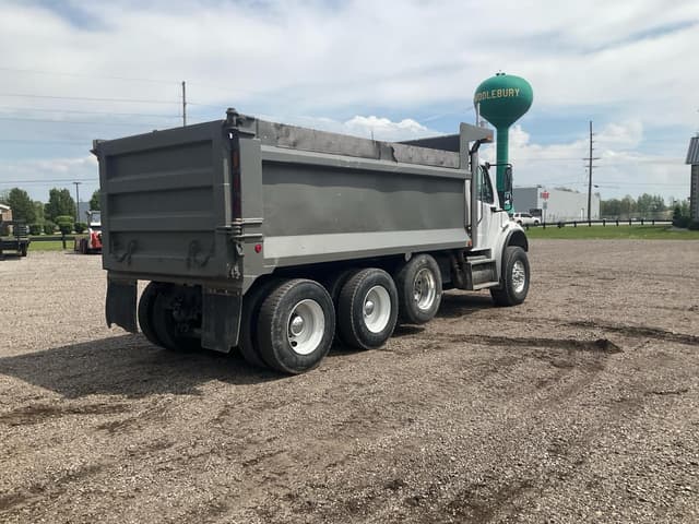 Image of Freightliner M2 106 equipment image 4