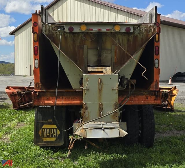 Image of Freightliner M2 equipment image 3