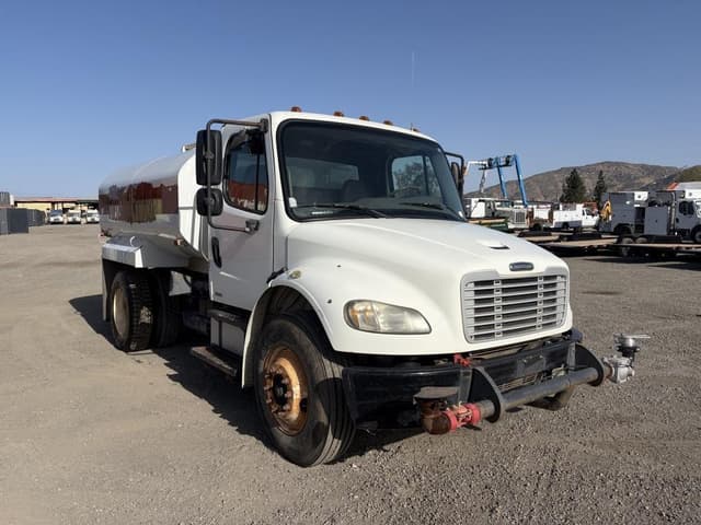 Image of Freightliner M2106 equipment image 1
