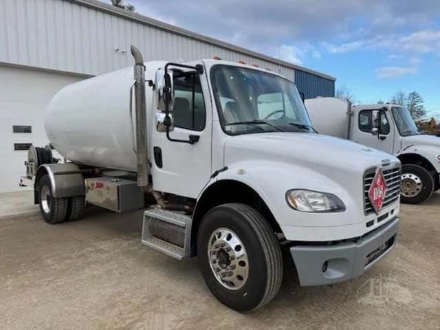 Image of Freightliner M2 106 equipment image 2