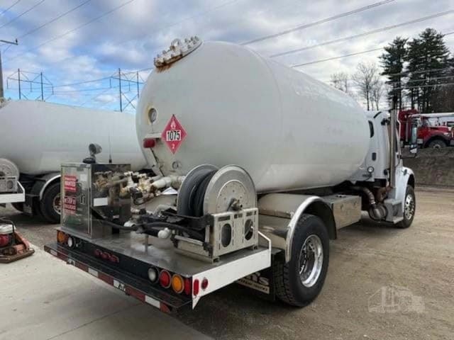 Image of Freightliner M2 106 equipment image 4