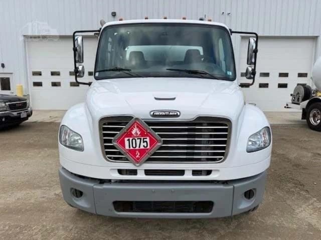 Image of Freightliner M2 106 equipment image 1