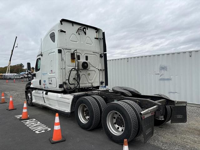 Image of Freightliner Cascadia equipment image 1