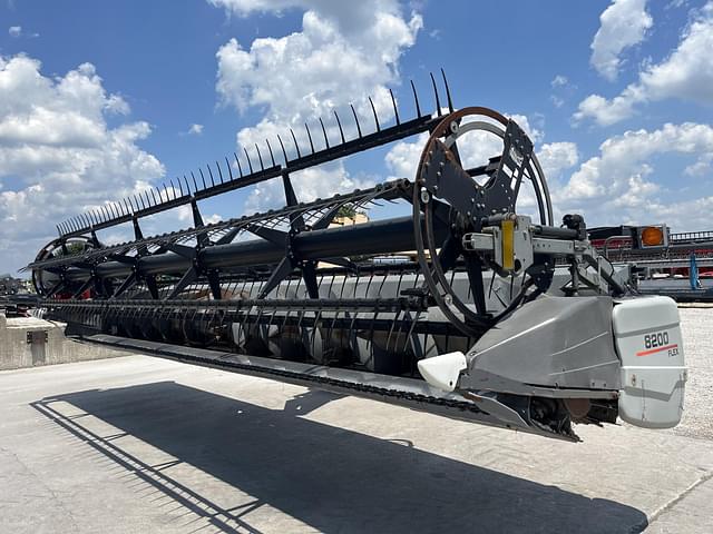 Image of Gleaner 8200 equipment image 2