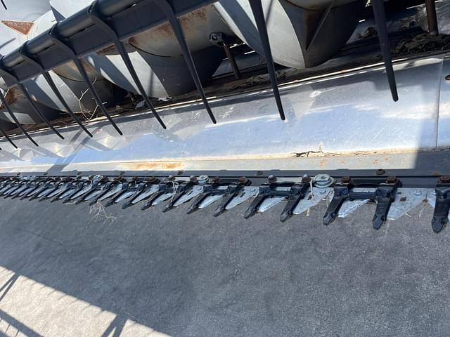 Image of Gleaner 8200 equipment image 3