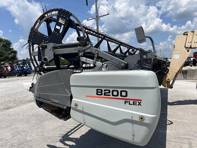 Image of Gleaner 8200 equipment image 1