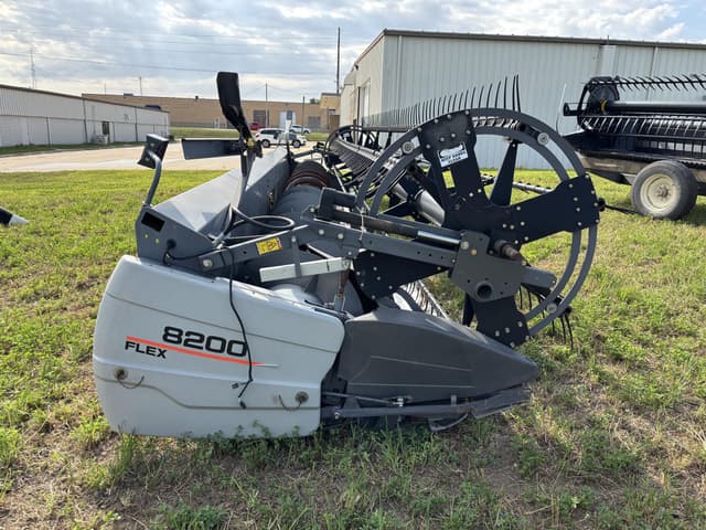 Image of Gleaner 8200 equipment image 3