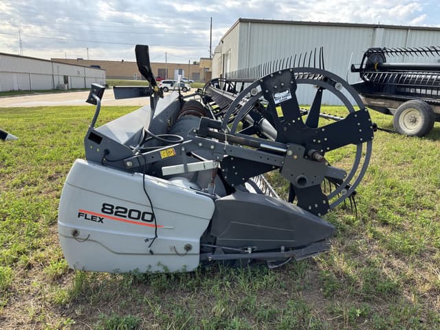 Image of Gleaner 8200 equipment image 3