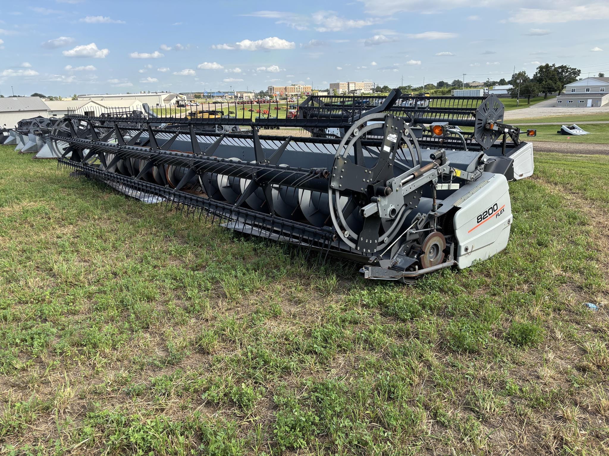 2010 Gleaner 8200 Equipment Image0