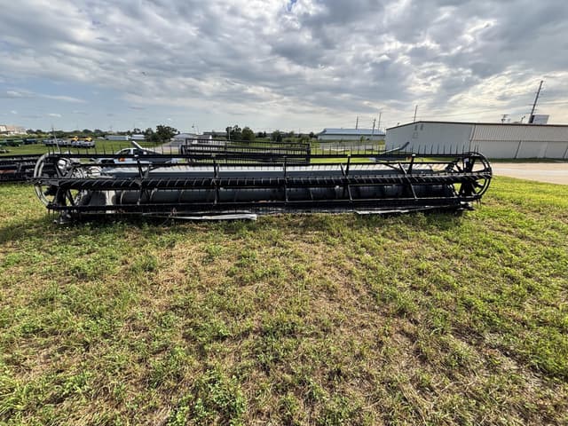 Image of Gleaner 8200 equipment image 1