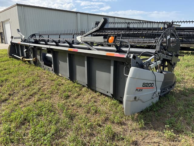 Image of Gleaner 8200 equipment image 4