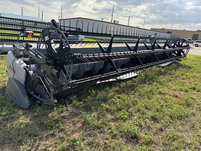 Image of Gleaner 8200 equipment image 2