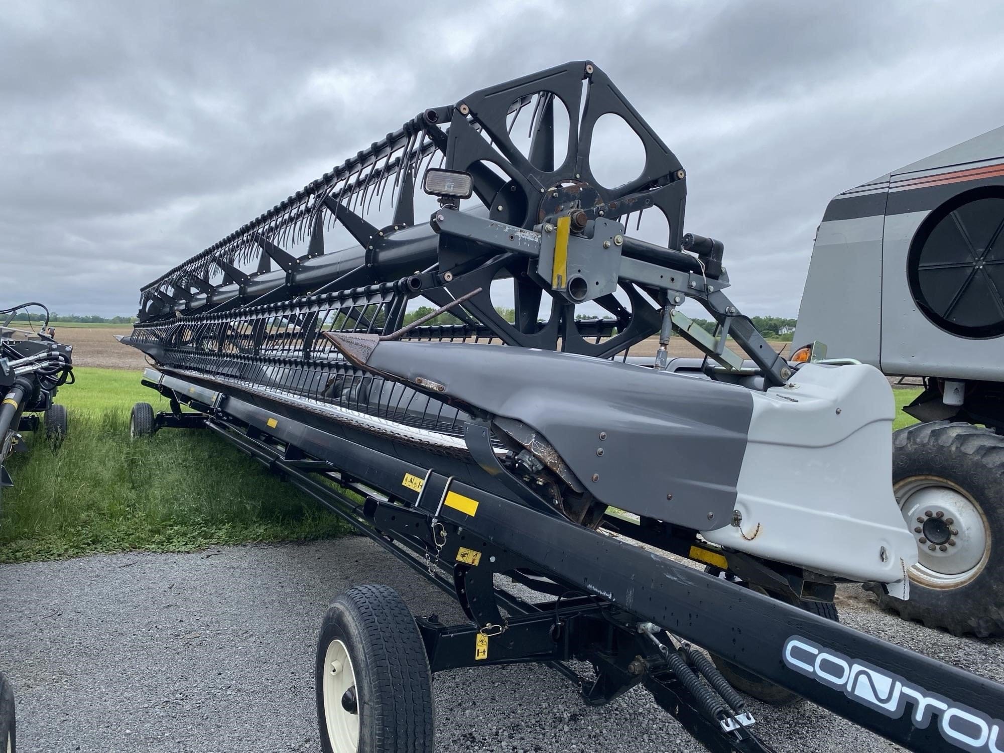 2010 Gleaner 9250 Equipment Image0