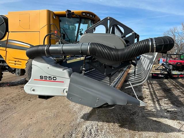Image of Gleaner 9250 equipment image 3