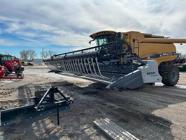 Image of Gleaner 9250 equipment image 2