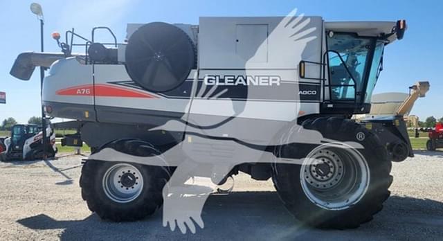 Image of Gleaner A76 equipment image 3