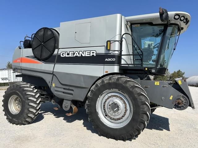 Image of Gleaner A76 equipment image 1