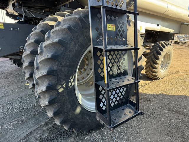 Image of Gleaner R66 equipment image 4