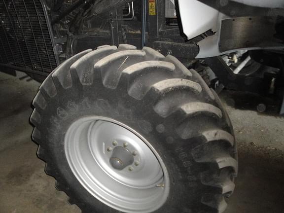 Image of Gleaner R76 equipment image 2