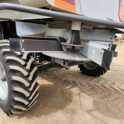 Image of Gleaner R76 equipment image 4
