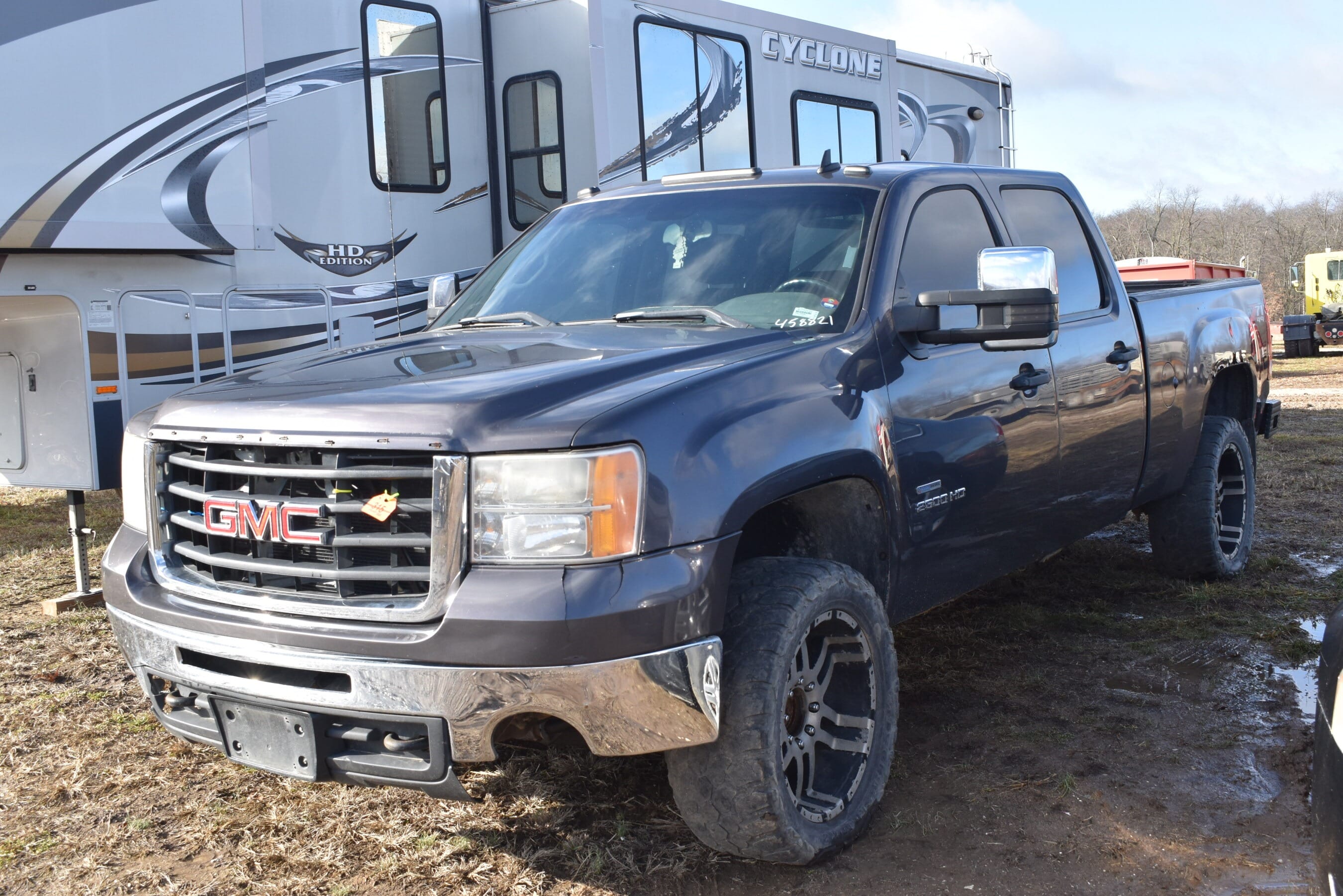 2010 GMC 2500 Equipment Image0