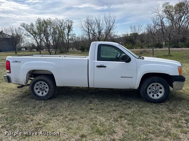 Image of GMC Sierra 1500 equipment image 3