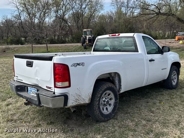 Image of GMC Sierra 1500 equipment image 4