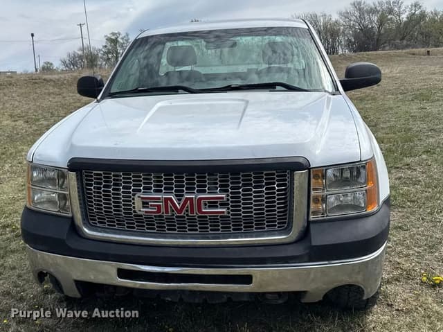 Image of GMC Sierra 1500 equipment image 1