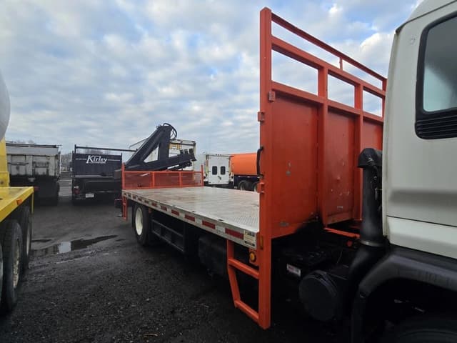 Image of GMC T8500 equipment image 4