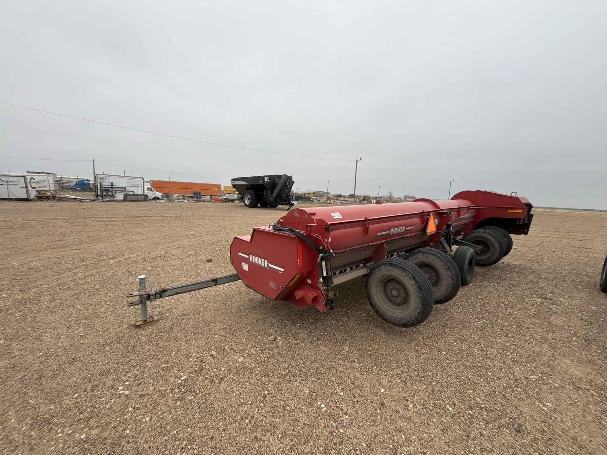 2010 Hiniker 5620 Equipment Image0