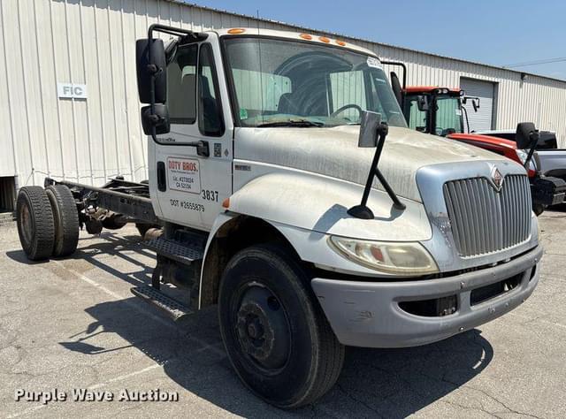 Image of International 4300 equipment image 2