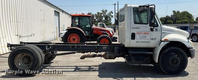Image of International 4300 equipment image 3