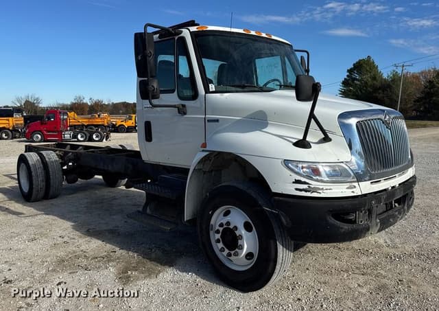 Image of International 4300 equipment image 2