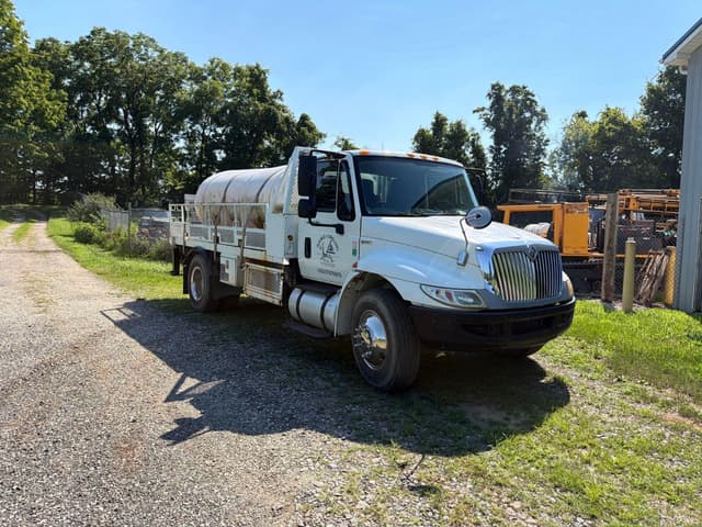 Image of International 4300 equipment image 2